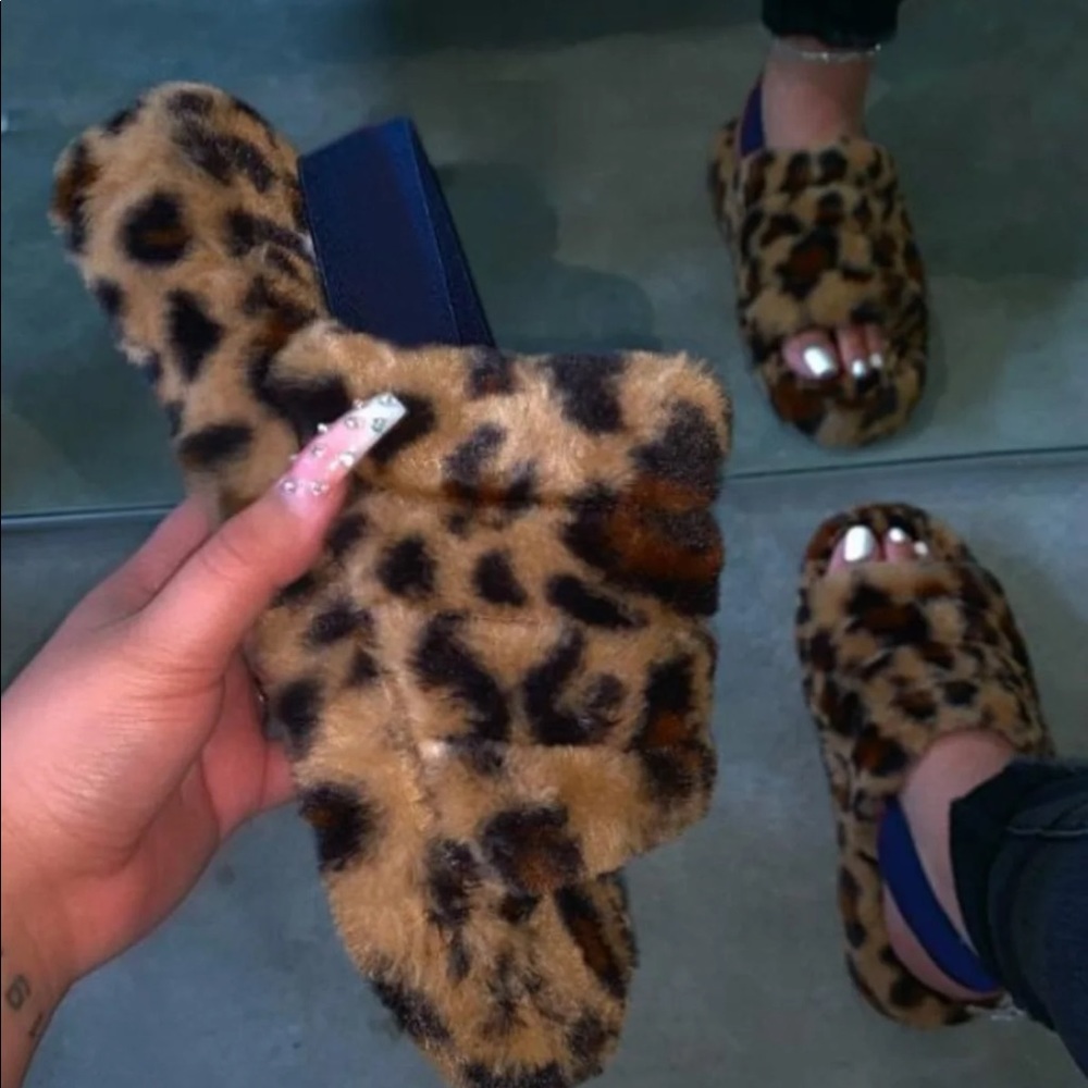Fur slippers with strap